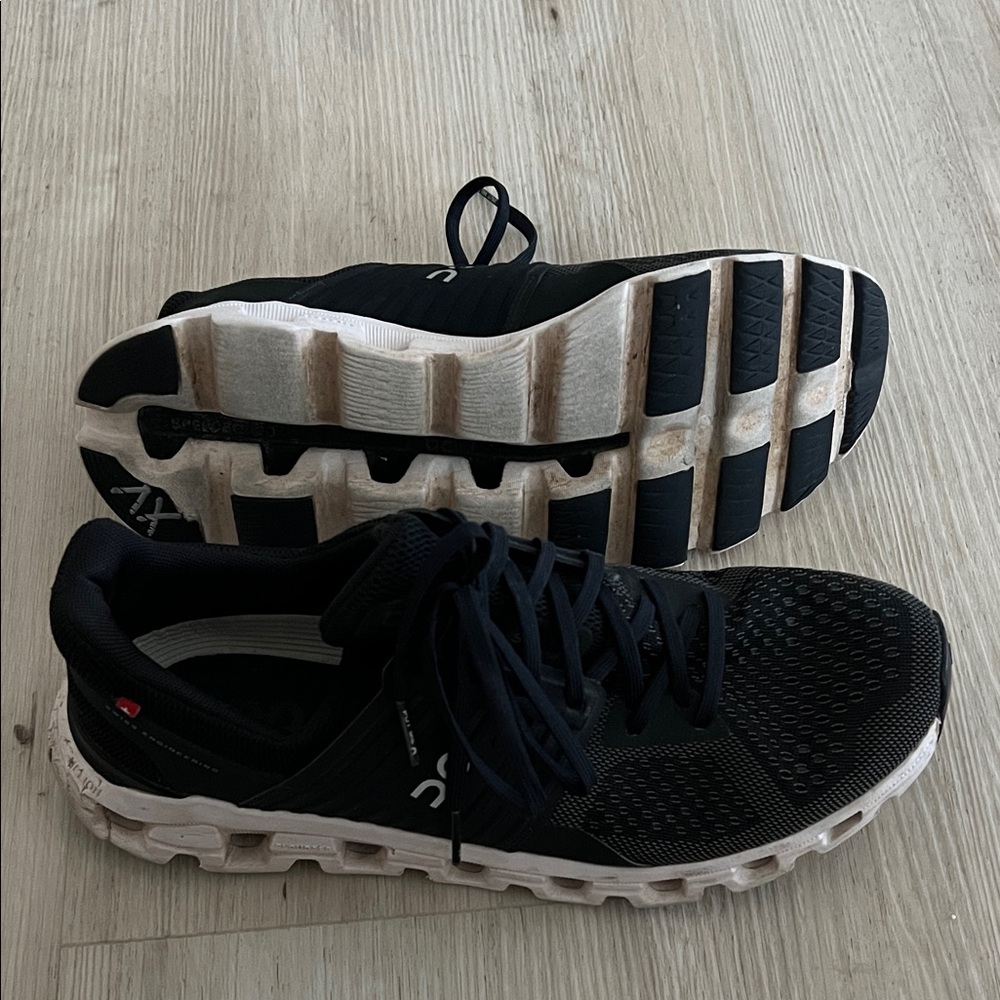 On CloudSwift with cloudtec  Black and White Athletic Sneakers women’s Sz 10.5